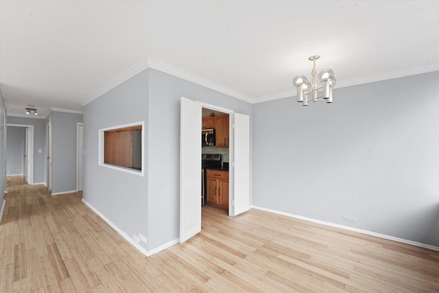 5757 N Sheridan Rd Unit 5J, Chicago, IL 60660 - unfurnished room featuring a chandelier, light wood-style flooring, ornamental molding, and baseboards