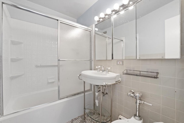 5757 N Sheridan Rd Unit 5J, Chicago, IL 60660 - bathroom featuring enclosed tub / shower combo, a sink, and backsplash