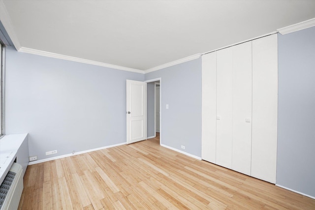 5757 N Sheridan Rd Unit 5J, Chicago, IL 60660 - unfurnished bedroom featuring crown molding, light wood-type flooring, and baseboards