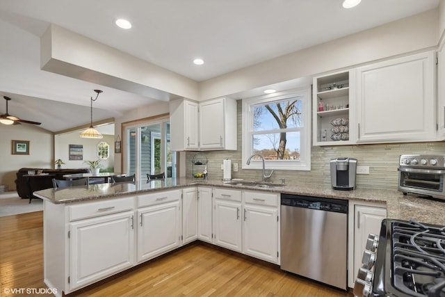 2212 High Point Dr, Lindenhurst, IL 60046 - kitchen with stainless steel appliances, a sink, a peninsula, light wood-style floors, and a ceiling fan