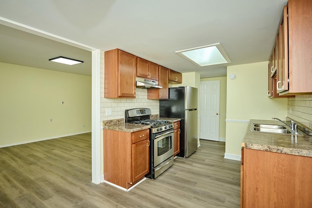 6256 Kit Carson Dr Unit 6256, Hanover Park, IL 60133 - kitchen with stainless steel appliances, a sink, under cabinet range hood, and tasteful backsplash