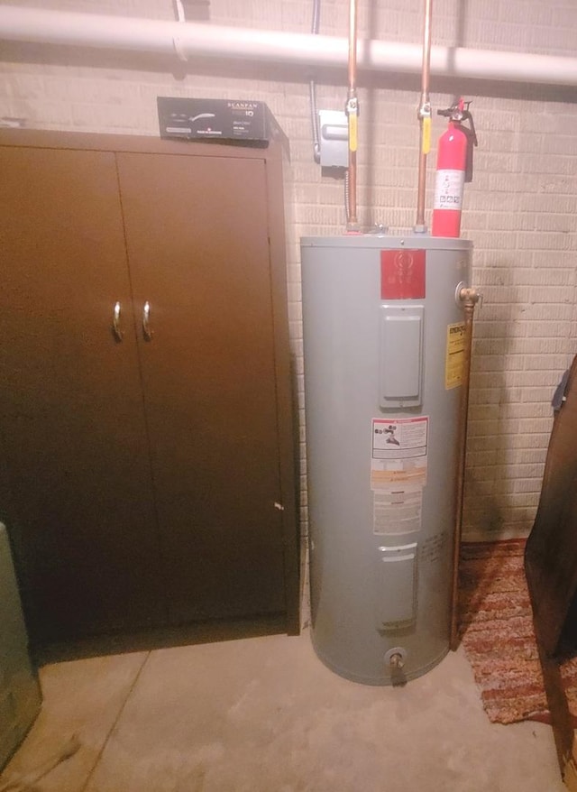 626 Sedgegrass Dr, Champaign, IL 61822 - utility room featuring electric water heater