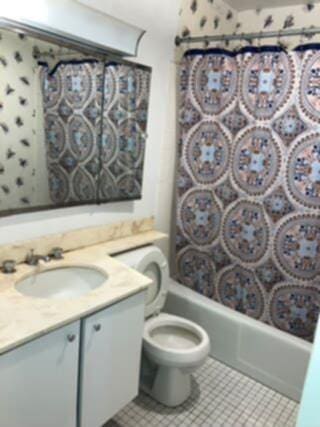 5415 N Sheridan Rd Unit 1210, Chicago, IL 60640 - bathroom with vanity, toilet, and shower / tub combo