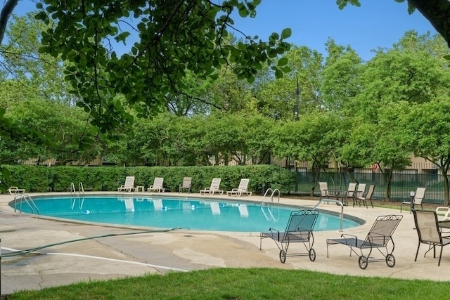 1450 E 55th Pl Unit 628S, Chicago, IL 60637 - community pool with a patio