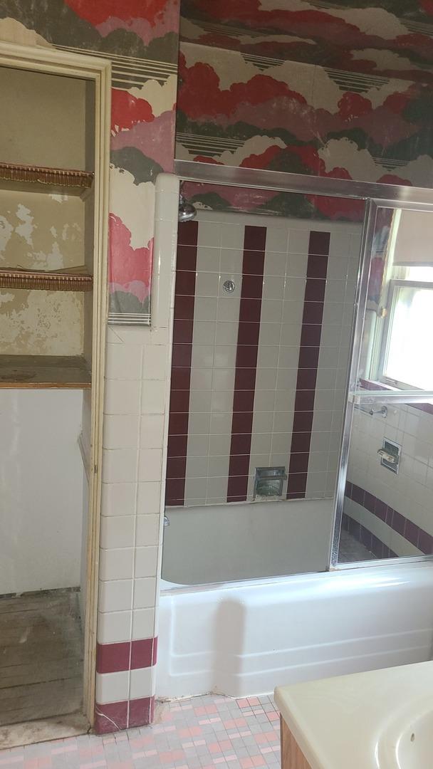 8214 S Yates Blvd, Chicago, IL 60617 - full bathroom with shower / bathtub combination and vanity