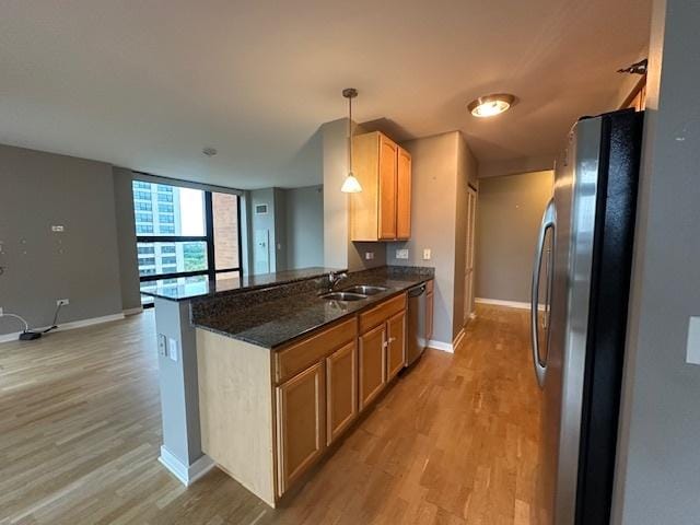 1160 S Michigan Ave Unit 2105, Chicago, IL 60605 - kitchen featuring stainless steel appliances, a sink, light wood-style flooring, baseboards, and a peninsula
