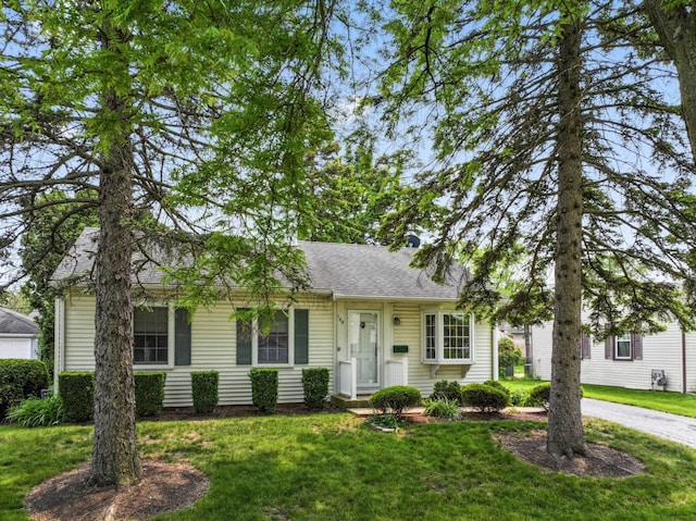 185 Mohawk Trl, Buffalo Grove, IL 60089 - ranch-style home with a front lawn and a shingled roof