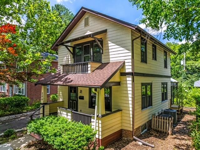 204 W Florida Ave, Urbana, IL 61801 - view of front facade with a sunroom and a yard