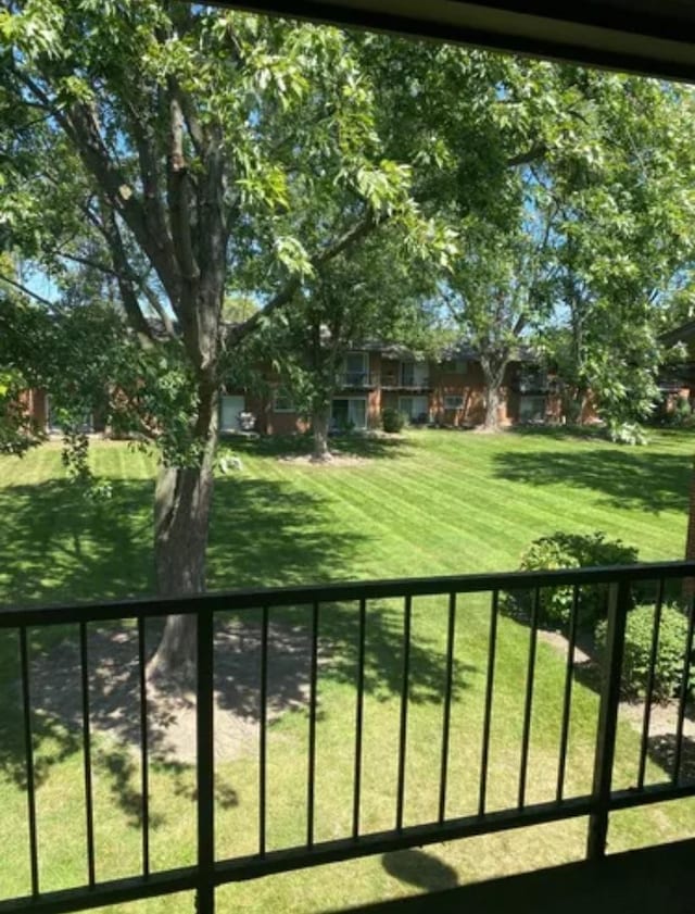 1840 W Hatherleigh Ct Unit 2D, Mount Prospect, IL 60056 - view of green lawn