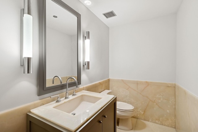 161 E Chicago Ave Unit 33De, Chicago, IL 60611 - bathroom featuring a wainscoted wall, vanity, and tile walls
