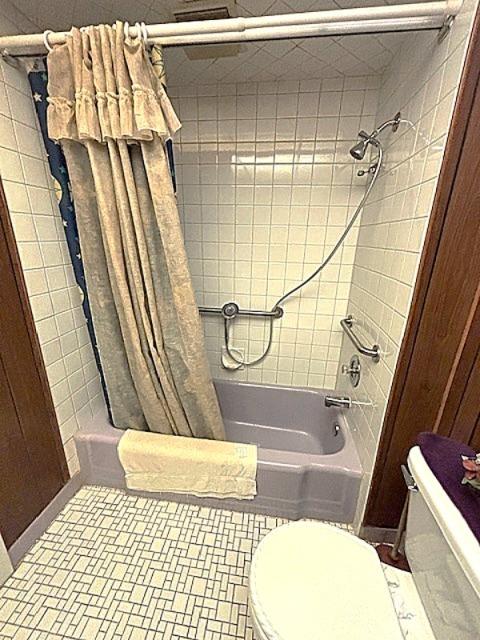 5N265 Neva Ter, Itasca, IL 60143 - full bath featuring shower / bath combination with curtain and toilet