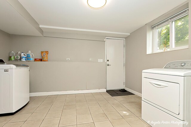 909 Aimtree Pl, Schaumburg, IL 60194 - laundry room with independent washer and dryer, baseboards, and light tile patterned floors