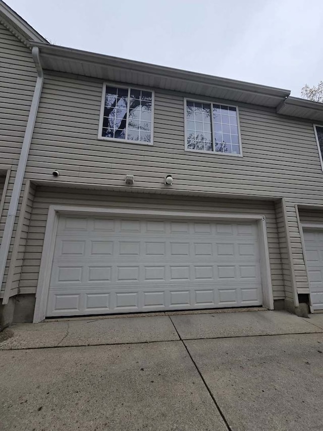 19 N Macgillis Dr Unit 19, Round Lake, IL 60073 - garage with driveway