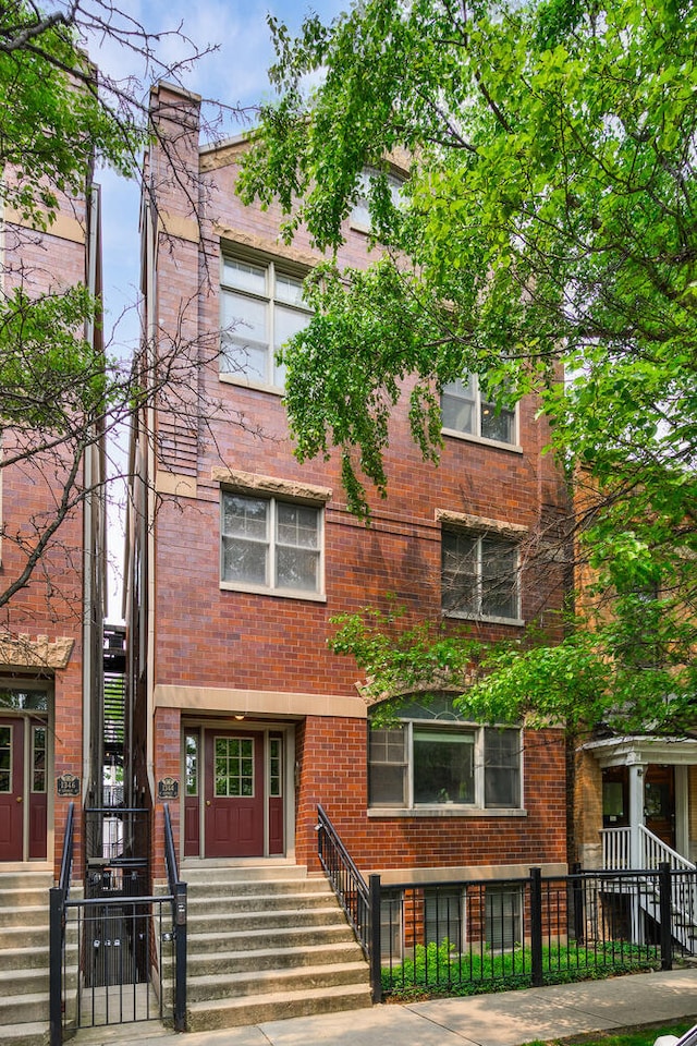 1344 W George St Unit 3, Chicago, IL 60657 - view of property with a fenced front yard