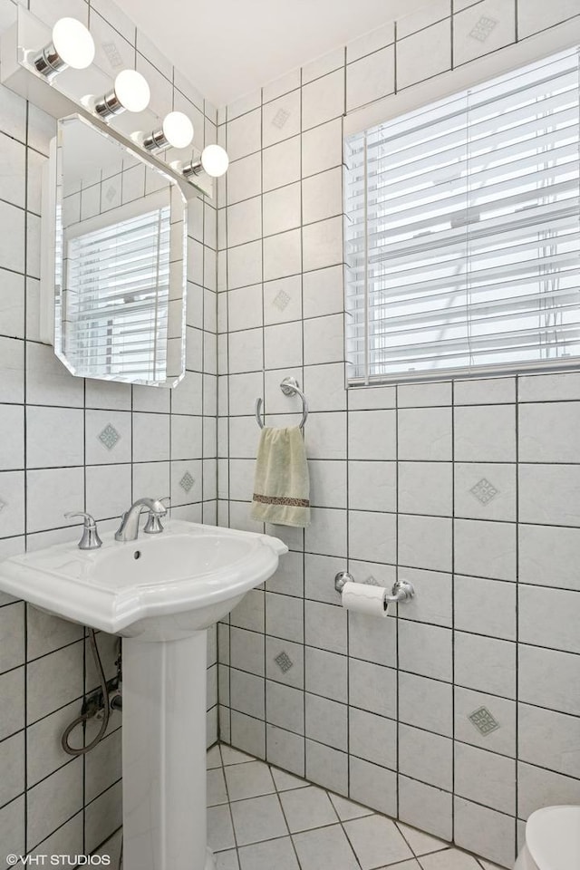1513 W Highland Ave, Chicago, IL 60660 - half bath featuring tile walls and tile patterned floors