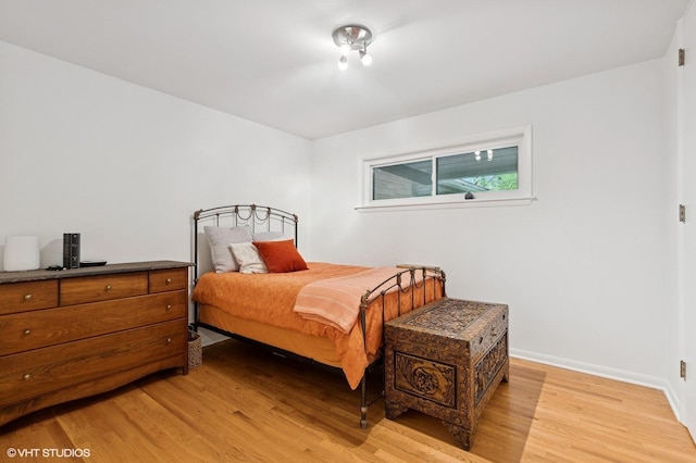1543 Shawnee Trl, Riverwoods, IL 60015 - bedroom featuring light wood-type flooring and baseboards