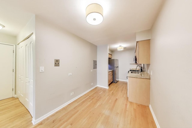 1415 W Lunt Ave Unit 203, Chicago, IL 60626 - kitchen featuring freestanding refrigerator, light wood-type flooring, a sink, and baseboards