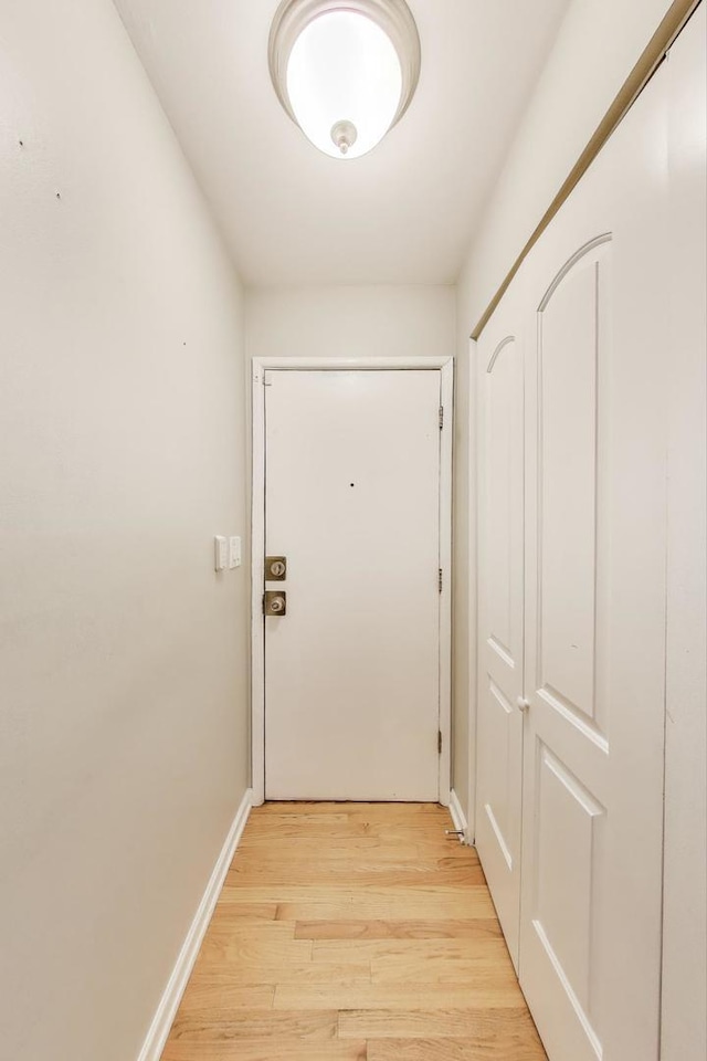 1415 W Lunt Ave Unit 203, Chicago, IL 60626 - entryway featuring light wood-type flooring and baseboards