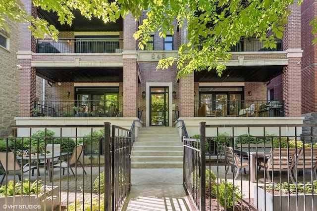 843 W Buckingham Pl Unit 1W, Chicago, IL 60657 - property entrance with outdoor dining space, brick siding, and a balcony