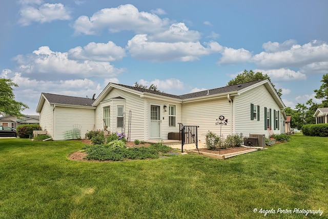 611 Filly Ln, Grayslake, IL 60030 - back of house featuring a yard