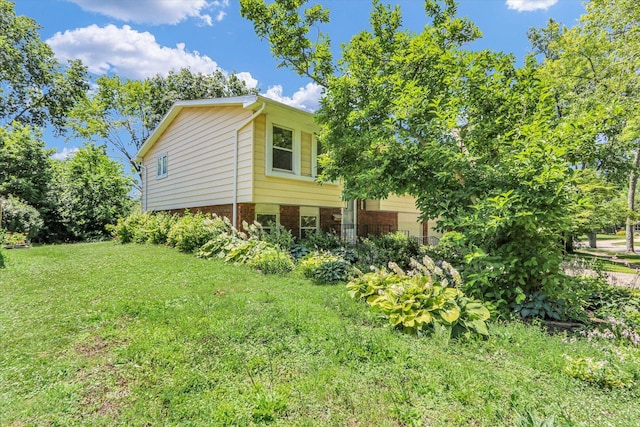 309 E Mchenry St, Urbana, IL 61801 - view of side of home featuring a yard