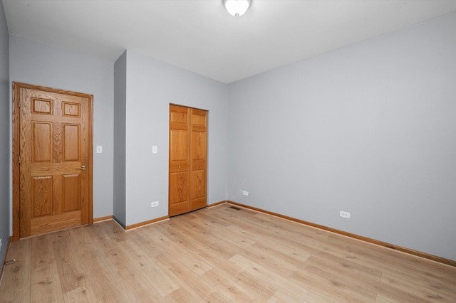 6528 S University Ave Unit 3N, Chicago, IL 60615 - unfurnished bedroom featuring light wood-style floors, a closet, and baseboards