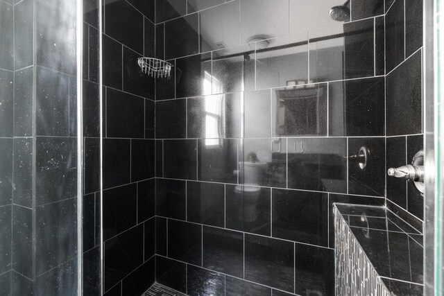 2115 Kenilworth Ave, Berwyn, IL 60402 - full bathroom featuring a tile shower