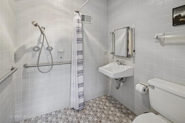 6967 W Wolfram St, Chicago, IL 60634 - bathroom featuring tile walls and tiled shower