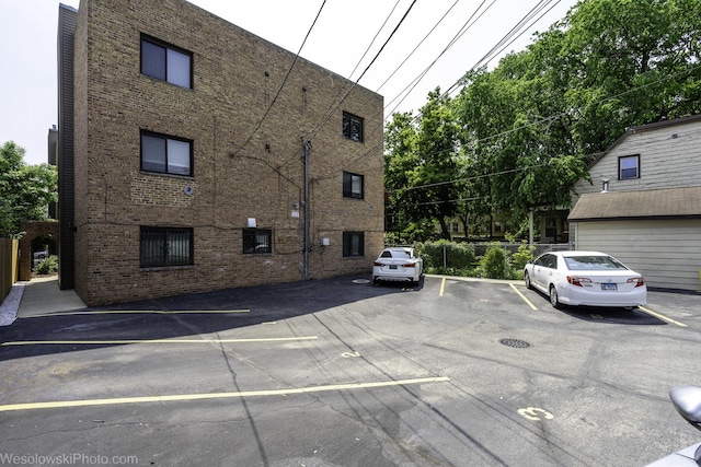 4876 N Hermitage Ave Unit 104, Chicago, IL 60640 - view of uncovered parking lot