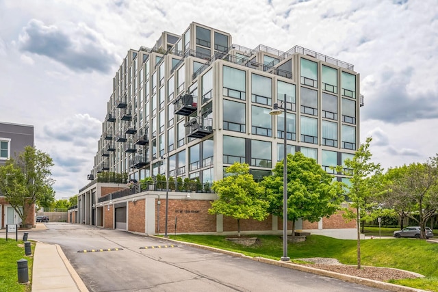 61 W 15th St Unit 407, Chicago, IL 60605 - view of property with concrete driveway