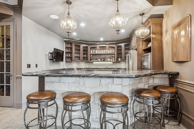 14 Vandenbergh Dr, South Barrington, IL 60010 - indoor wet bar featuring appliances with stainless steel finishes, a chandelier, and hanging light fixtures