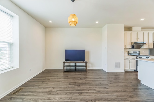 4138 Irving Rd, Aurora, IL 60504 - unfurnished living room featuring wood finished floors, baseboards, and recessed lighting