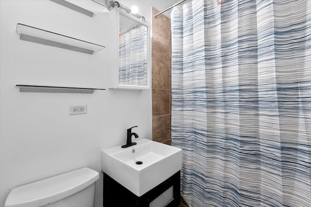 6812 N Wayne Ave Unit 1G, Chicago, IL 60626 - full bathroom featuring toilet, curtained shower, and vanity