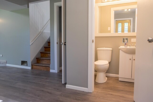 34 E 159th St, South Holland, IL 60473 - bathroom featuring vanity, toilet, wood finished floors, and baseboards