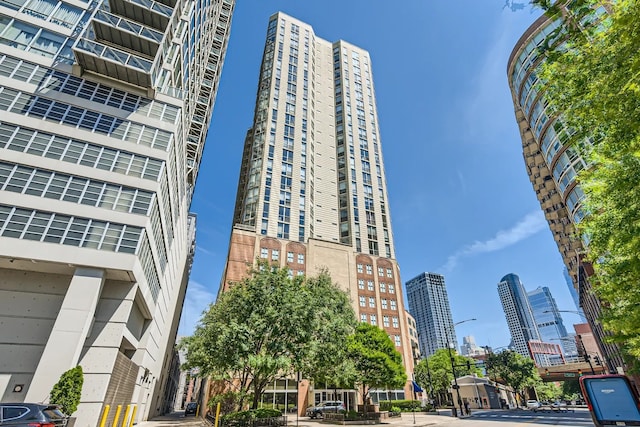 645 N Kingsbury St Unit 1203, Chicago, IL 60654 - view of property featuring a view of city