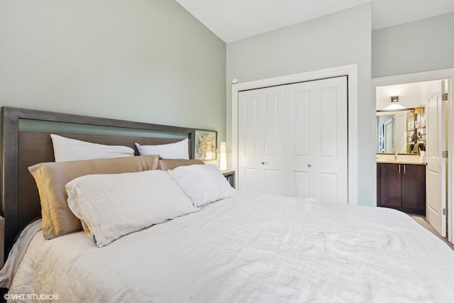 1956 W Bradley Pl Unit 2W, Chicago, IL 60613 - bedroom featuring a closet, ensuite bathroom, and vaulted ceiling