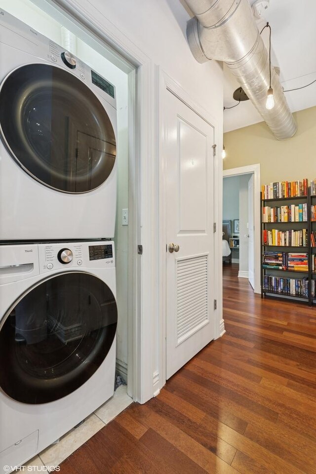 1956 W Bradley Pl Unit 2W, Chicago, IL 60613 - laundry room featuring estacked washer and dryer and wood finished floors