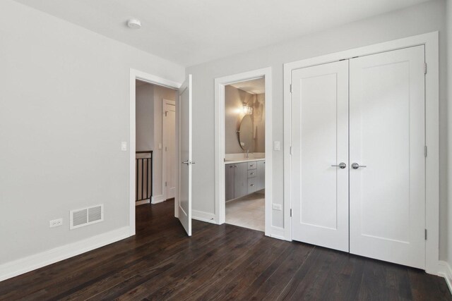 4637 S Michigan Ave, Chicago, IL 60653 - unfurnished bedroom featuring dark wood-type flooring, a closet, and baseboards
