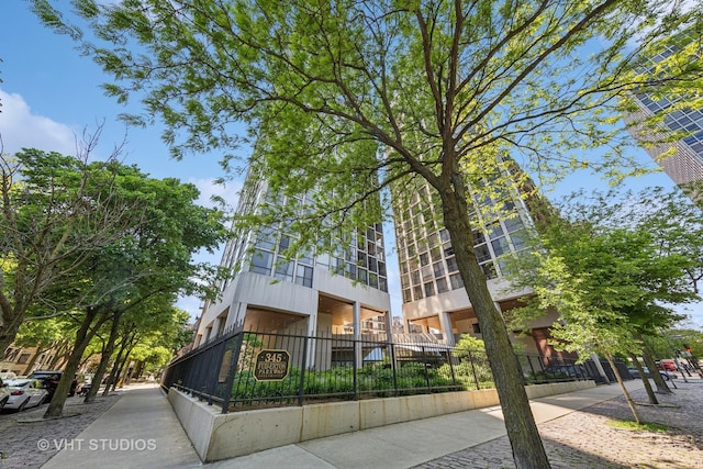 345 W Fullerton Pkwy Unit 1508, Chicago, IL 60614 - view of property with a fenced front yard