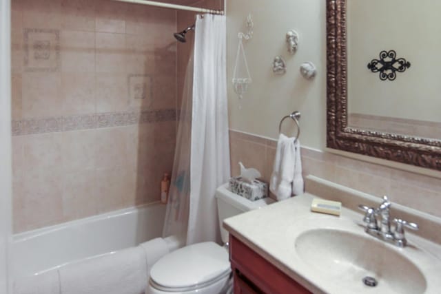 6421 157th St W, Oak Forest, IL 60452 - full bathroom with toilet, shower / bath combo with shower curtain, and vanity