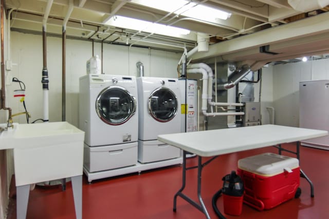 6421 157th St W, Oak Forest, IL 60452 - laundry room featuring washing machine and dryer