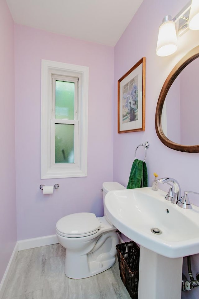 612 S Blvd Unit C, Evanston, IL 60202 - bathroom with toilet and baseboards