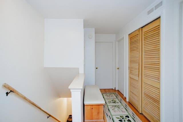 612 S Blvd Unit C, Evanston, IL 60202 - corridor featuring light wood-type flooring