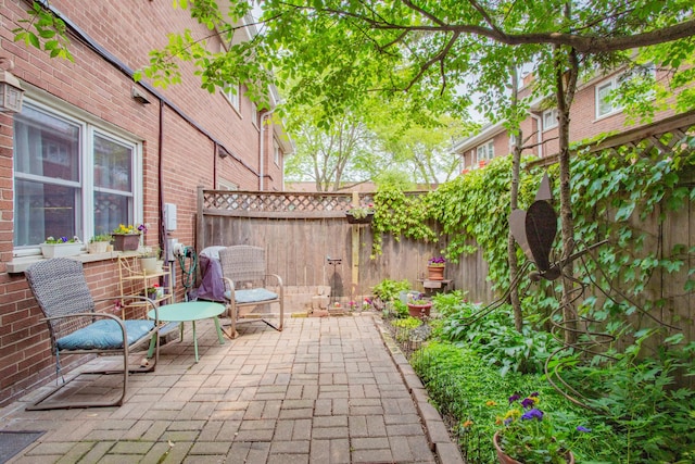 612 S Blvd Unit C, Evanston, IL 60202 - fenced backyard with a patio