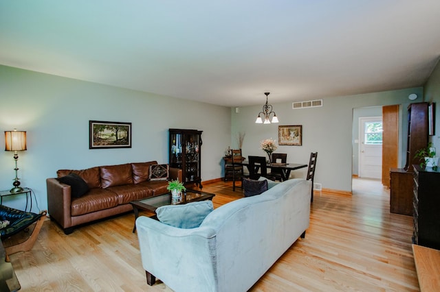 612 S Blvd Unit C, Evanston, IL 60202 - living area featuring a chandelier and light wood-style flooring