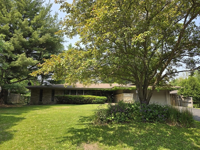 1720 Stratford Ln, Rockford, IL 61107 - view of front facade featuring stone siding