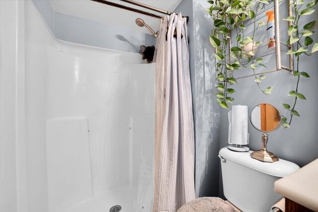 6719 W White Tailed Ln Unit 3E, Tinley Park, IL 60477 - bathroom featuring a shower with shower curtain and toilet