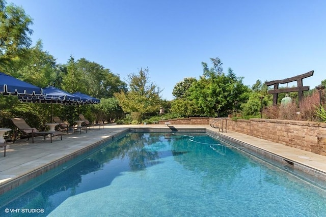 11 Moate Ln, Barrington Hills, IL 60010 - swimming pool featuring a patio area