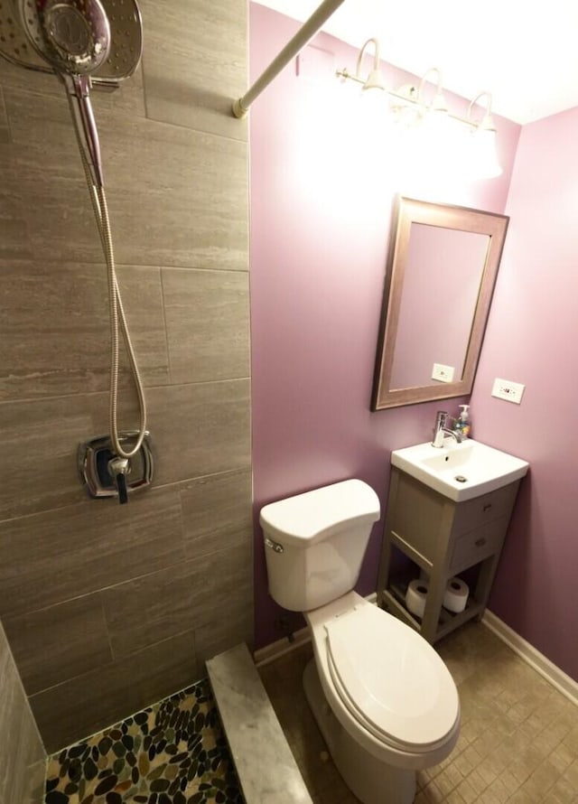 1740 Somerfield Ln, Crystal Lake, IL 60014 - bathroom featuring a tile shower, toilet, vanity, and baseboards