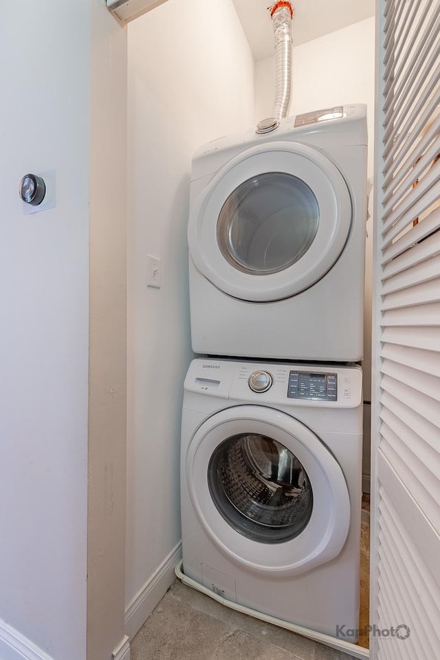 4520 S King Dr Unit 4B, Chicago, IL 60653 - washroom featuring estacked washer and dryer and baseboards
